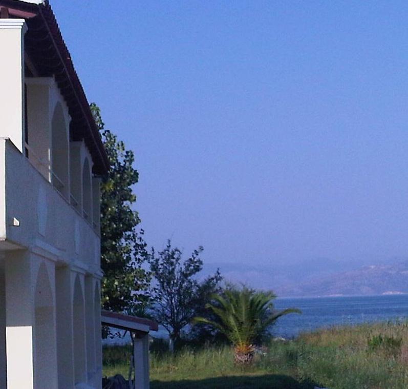 Virginia'S Beachfront Apartments Kávos Exterior foto