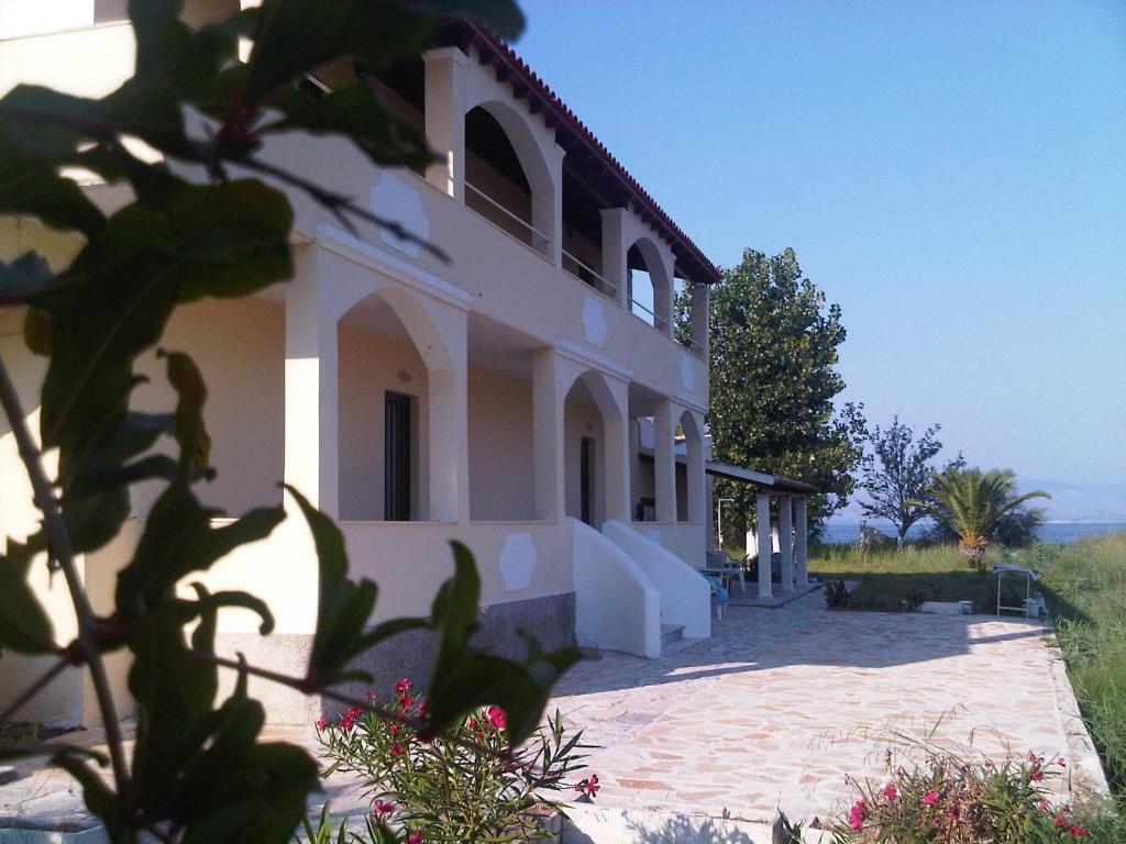 Virginia'S Beachfront Apartments Kávos Exterior foto