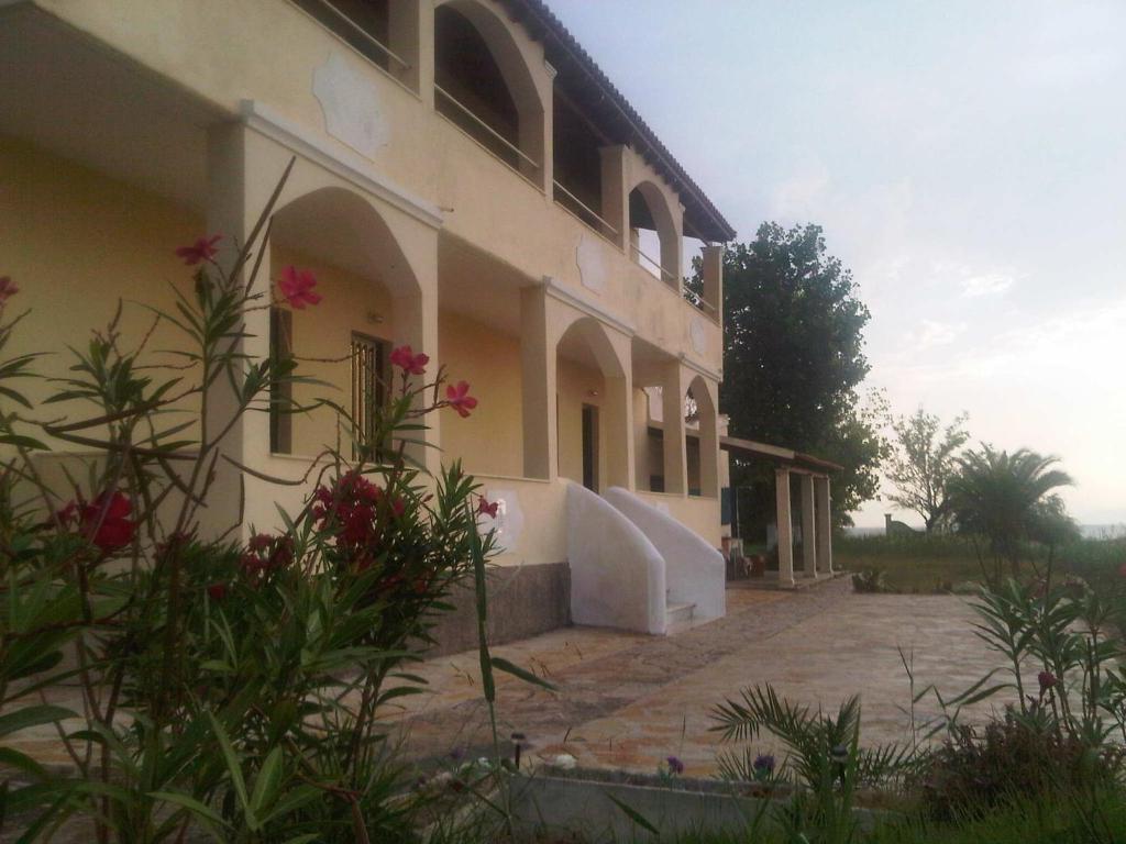 Virginia'S Beachfront Apartments Kávos Exterior foto