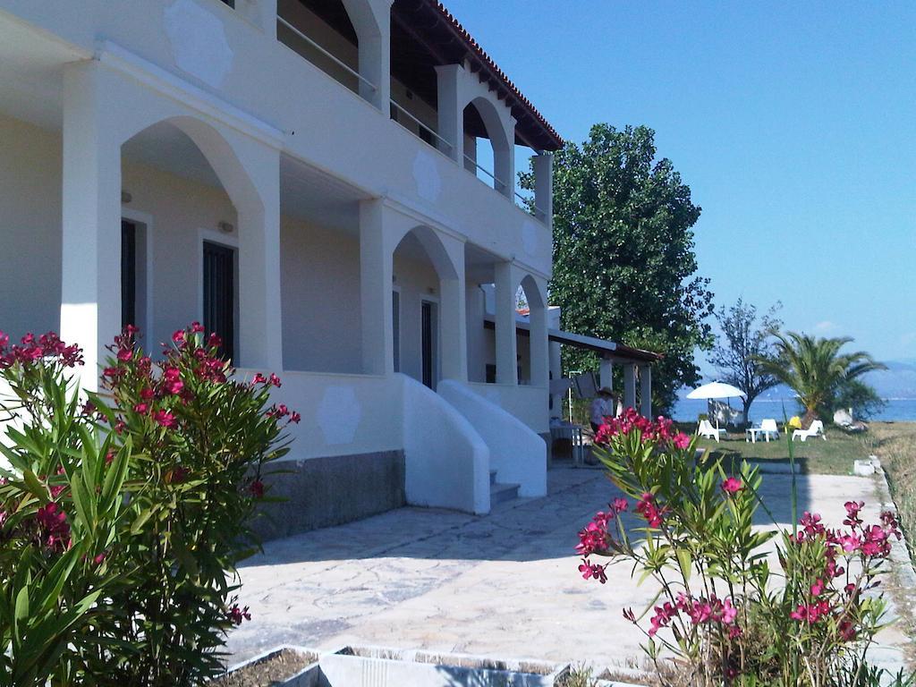 Virginia'S Beachfront Apartments Kávos Habitación foto